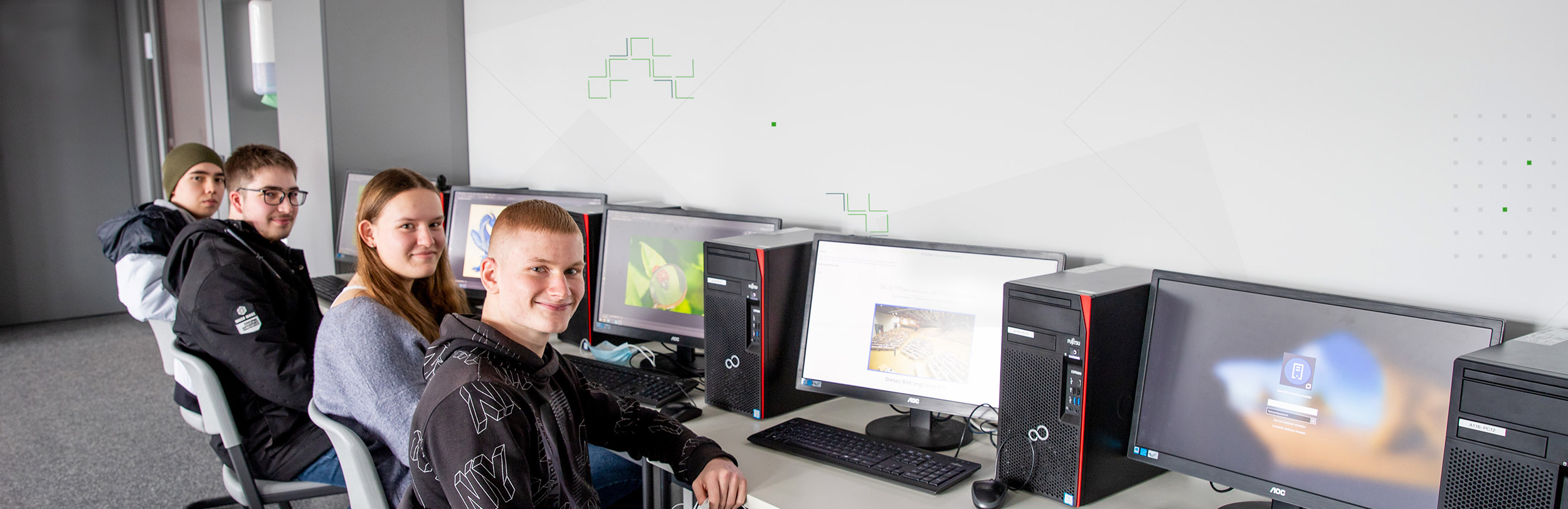 Schüler arbeiten an Computern.