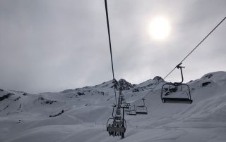 Bild aus einer Gondel auf die verschneiten Berge - Skitag der SMV.