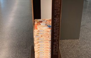 Pizza-Karton-Turm in der Mensa der Gewerblichen Schule Donaueschingen.