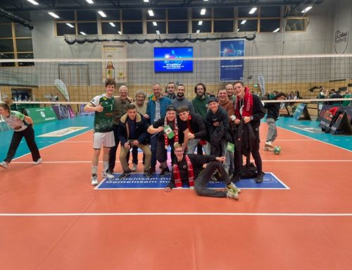 Schüler und Lehrer unter­stützen die Frei­burger Volleyballer