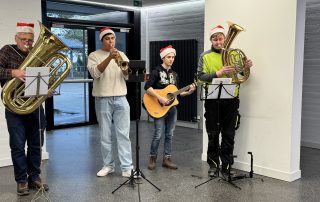 Schüler spielen mit Nikolausmützen Instrumente