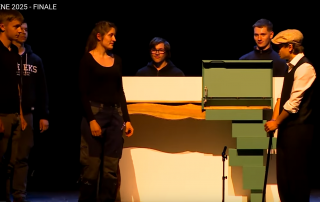 Szene bei der Präsenation des Möbels