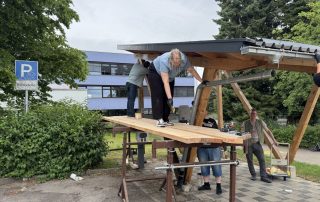 Schüler der KoBV beim Streichen unseres Carport