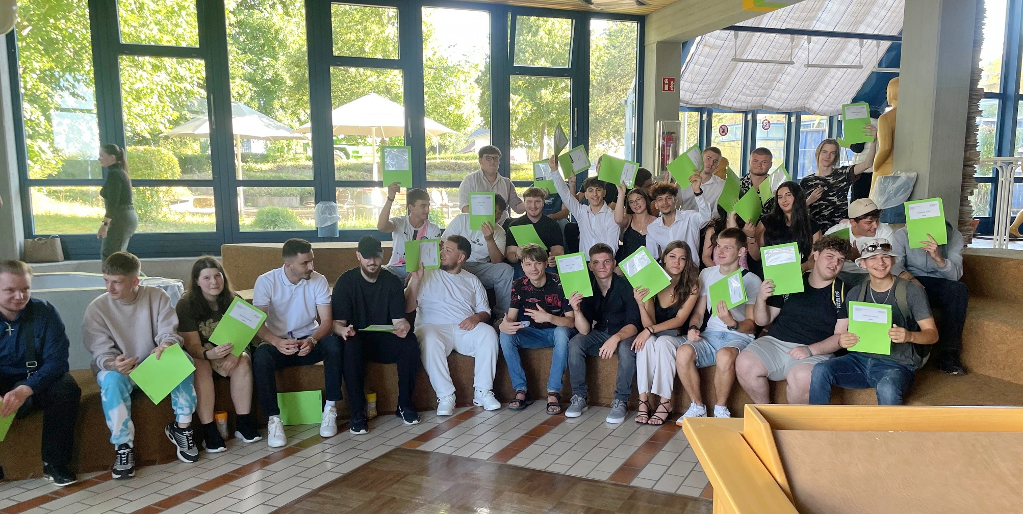 Schülerinnen und Schüler der KLassen 2BFE, VABR, VABKF uns SBS mit Ihren Zeugnissen