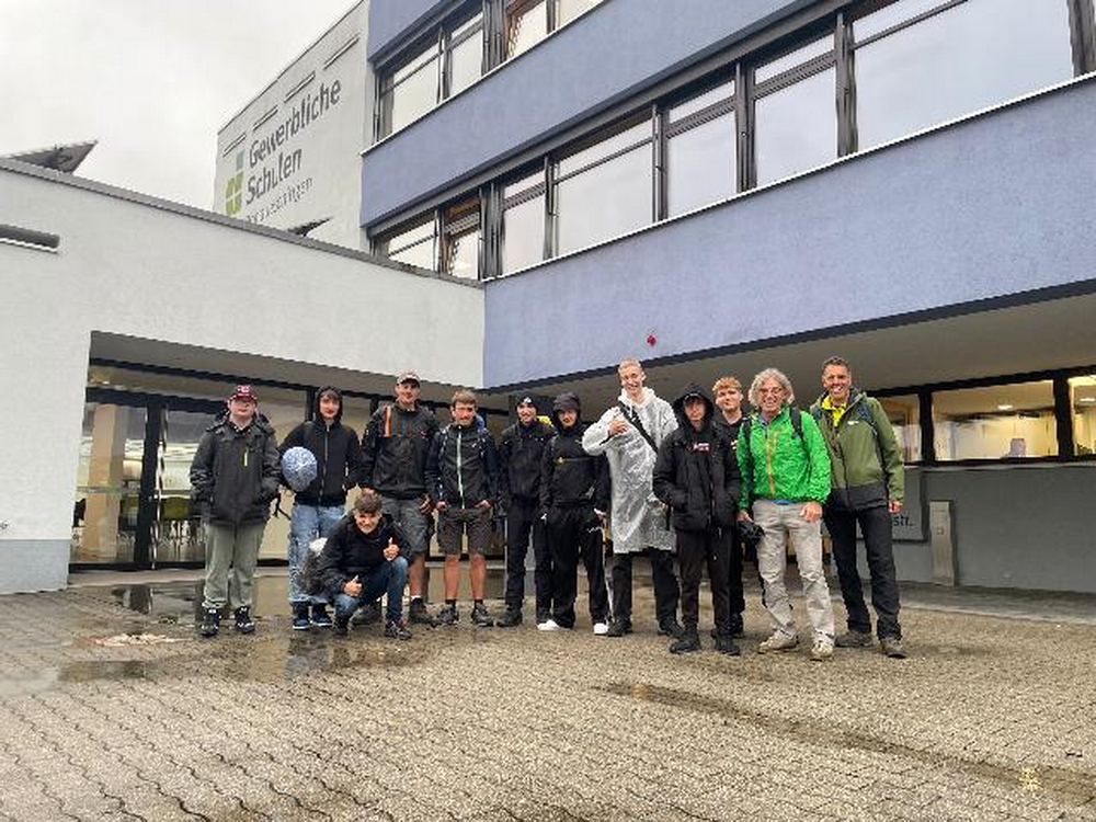 Schüler vor der Schule