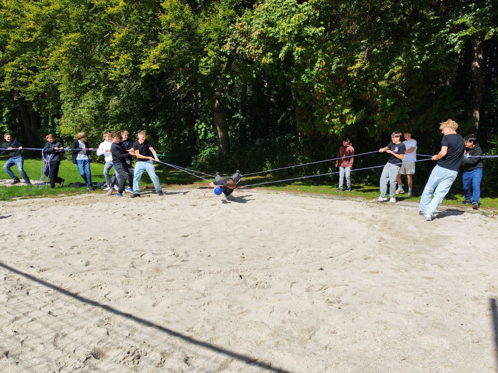 Schüler bei einem Spiel mit Seilen