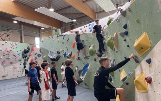 Schüler beim Bouldern