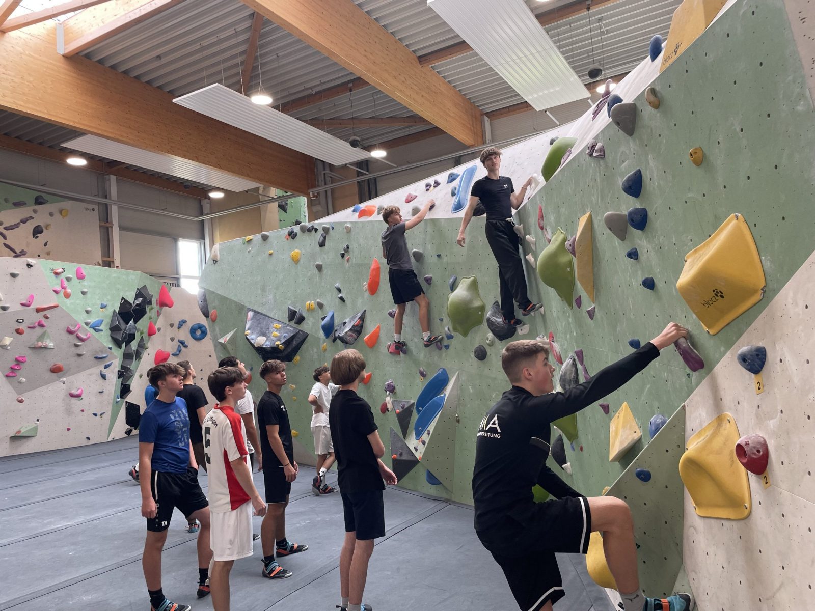Schüler beim Bouldern