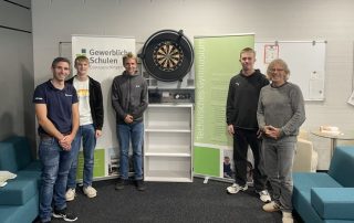 Schüler bei der Übergabe der Dartscheibe