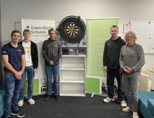 Semi­nar­kurs des TG entwi­ckelnd selbst­zäh­lende Dartscheibe