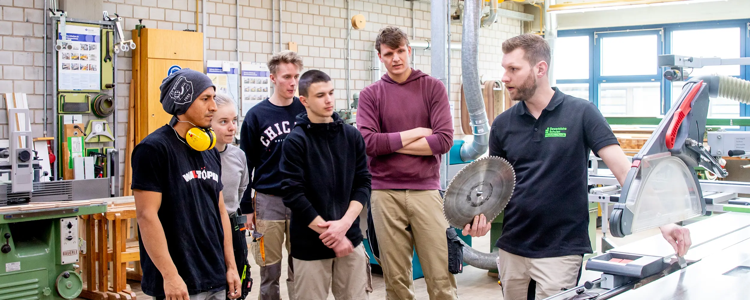 Lehrer erklärt Schüler die Kreissäge