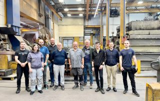 SchülerInnen und Lehrer in der Giesserei