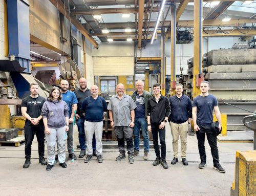 Fach­schule für Maschi­nen­technik besich­tigt die Eissen­gies­serei DHONAU