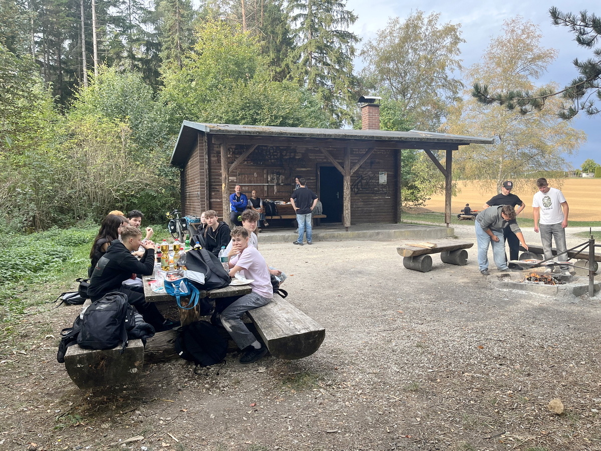 SchülerInnen beim Grillen